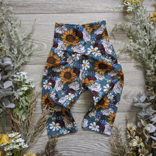 Load image into Gallery viewer, Cycling Winnie shorts - Sunshine and Raebows
