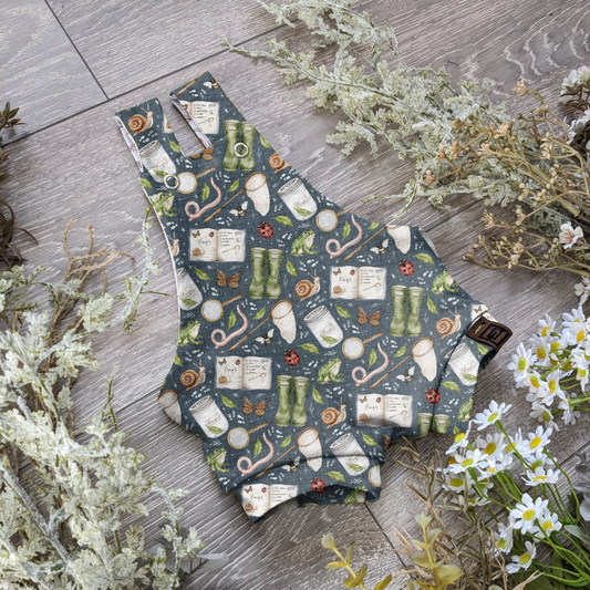 Bugs and wellington boots Edith Dungarees - short